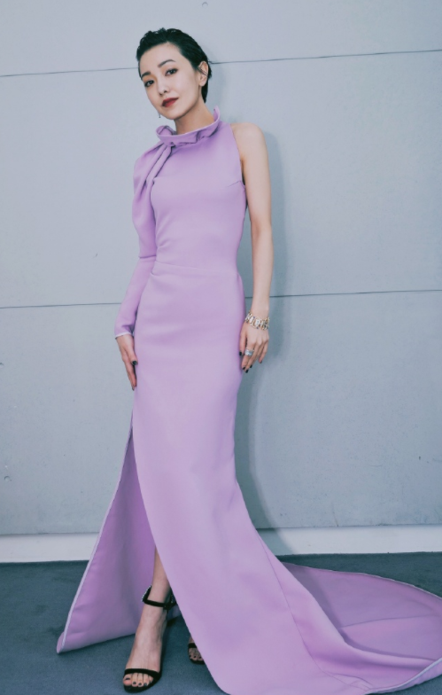 郭采洁终于高调起来,穿深V领亮片裙走T台真美,身高不够气场来凑