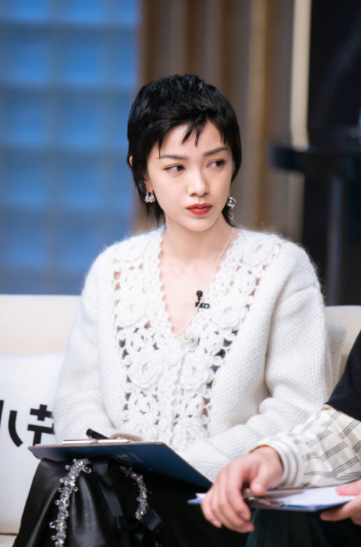 郭采洁终于高调起来,穿深V领亮片裙走T台真美,身高不够气场来凑