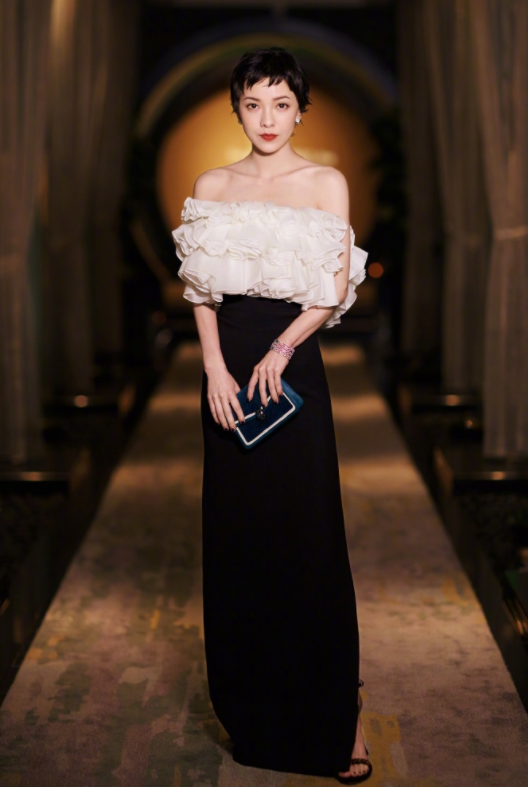 郭采洁终于高调起来,穿深V领亮片裙走T台真美,身高不够气场来凑