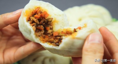 ​面点师分享家庭版胡萝卜肉包做法，酱香松软，做包子技巧很详细