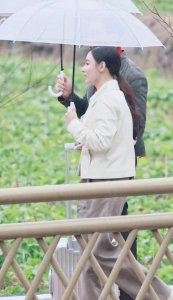 ​张柏芝录制节目状态极佳，白衣造型惊艳，叮嘱粉丝不要淋雨超暖心