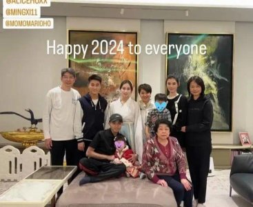 ​奚梦瑶父母去香港跨年 和赌王亲家拍全家福