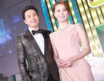 娱乐圈频频传来喜迅,萧正楠领奖公布婚讯,他们是不被祝福的一对