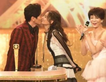 娱乐圈频频传来喜迅,萧正楠领奖公布婚讯,他们是不被祝福的一对