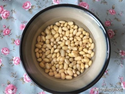 ​家常菜白菜炒黄豆，做法简单，清爽素净，适合做早餐配菜