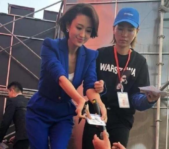 著名央视女主持人张蕾近照:嫁大自己20岁丈夫,走在一起像父女