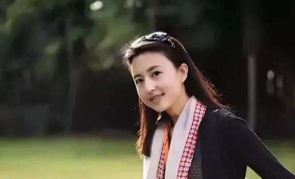著名央视女主持人张蕾近照:嫁大自己20岁丈夫,走在一起像父女