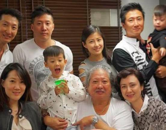 洪金宝曝35岁女儿近照:被父亲保护嫁不出,模样比高丽虹还要美