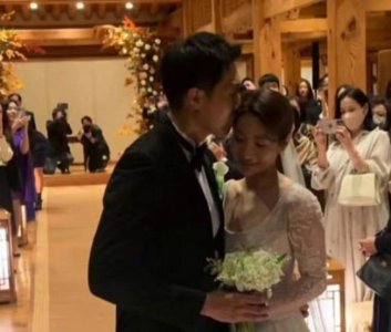 ​孙艺珍参加好友婚礼近照曝光 穿宽松服装难掩孕肚