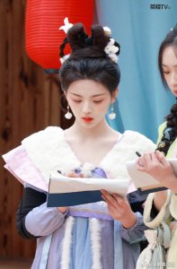 ​杨超越《漂亮的战斗》路透释出 古装玉兔装扮明媚灵动