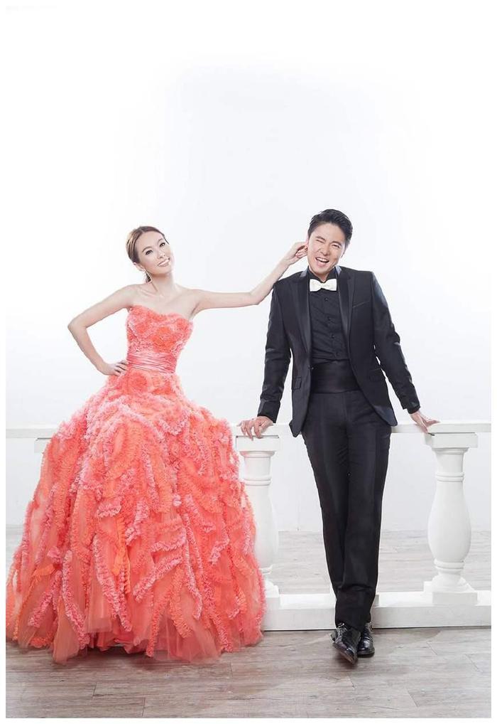 22岁搭档马景涛走红，嫁小3岁老公高龄三年抱两，一家四口漂亮