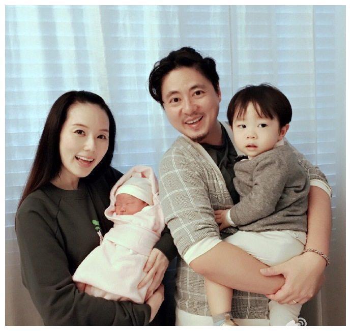 22岁搭档马景涛走红，嫁小3岁老公高龄三年抱两，一家四口漂亮
