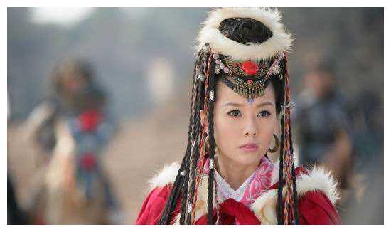 22岁搭档马景涛走红，嫁小3岁老公高龄三年抱两，一家四口漂亮