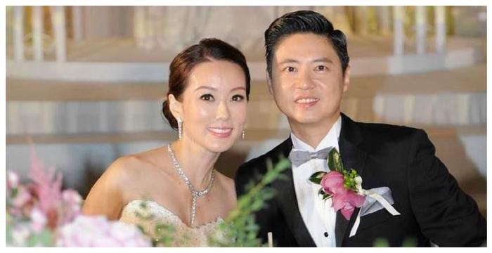 22岁搭档马景涛走红，嫁小3岁老公高龄三年抱两，一家四口漂亮