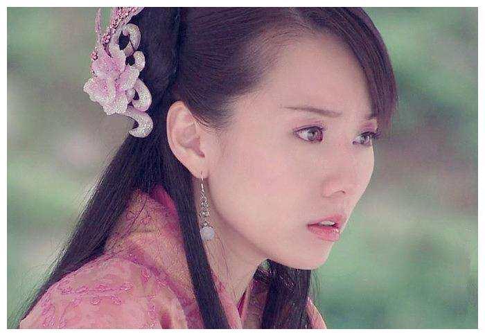 22岁搭档马景涛走红，嫁小3岁老公高龄三年抱两，一家四口漂亮