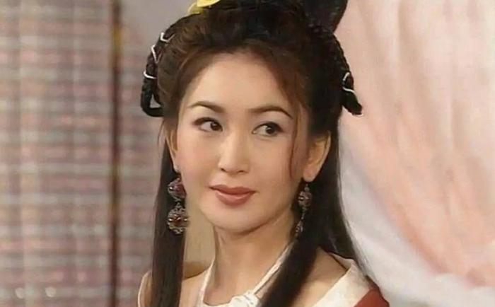 52岁温碧霞和富商老公秀恩爱,富士山下拥抱却被说像父女