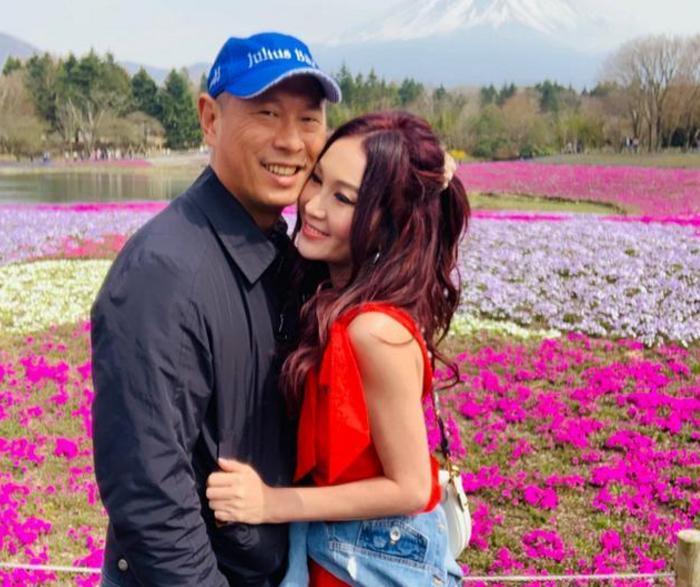 52岁温碧霞和富商老公秀恩爱,富士山下拥抱却被说像父女