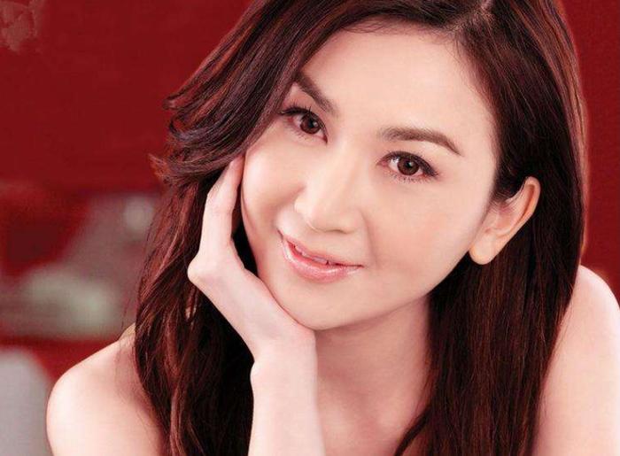 52岁温碧霞和富商老公秀恩爱,富士山下拥抱却被说像父女