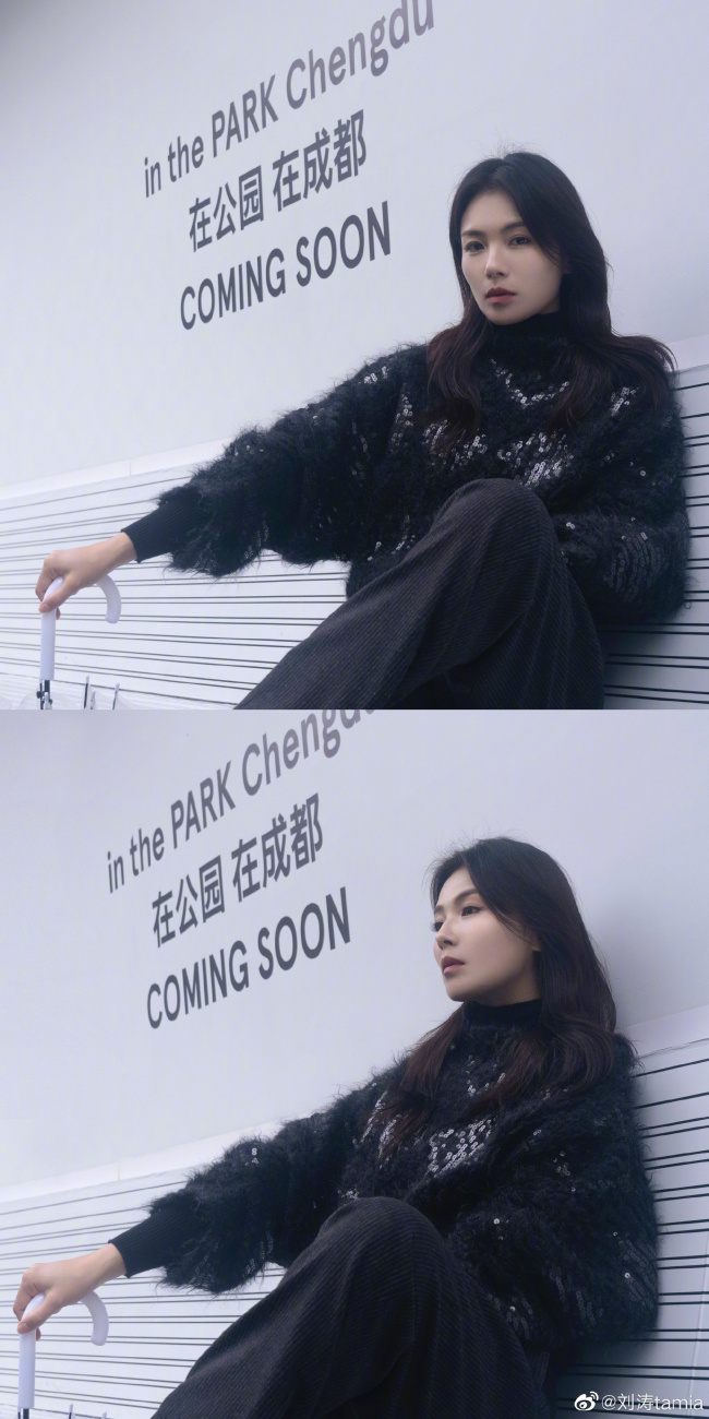 刘涛撑雨伞雨中漫步 微笑端坐尽显熟女气质