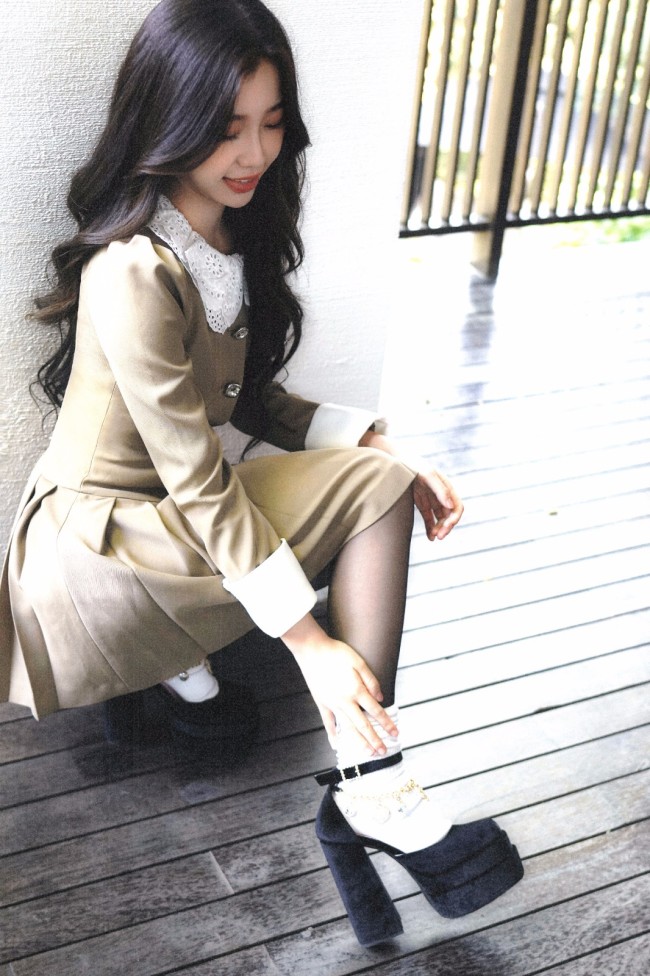 虞书欣穿娃娃领裙复古可爱 搭黑丝秀细长腿