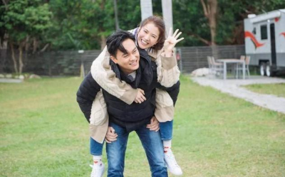 ​2001年袁咏仪深陷包养事件，就因一通电话，丈夫张智霖却不介意