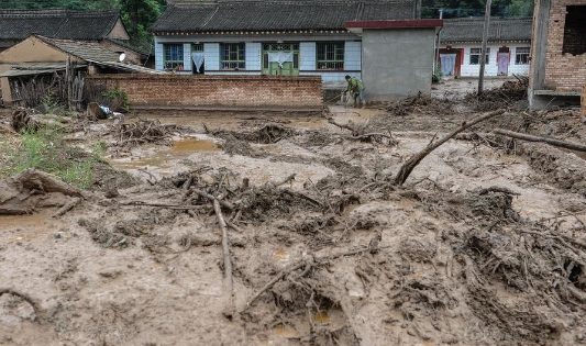 泥石流发生时应该往哪个方向跑,泥石流发生时应该往哪个方向跑图4