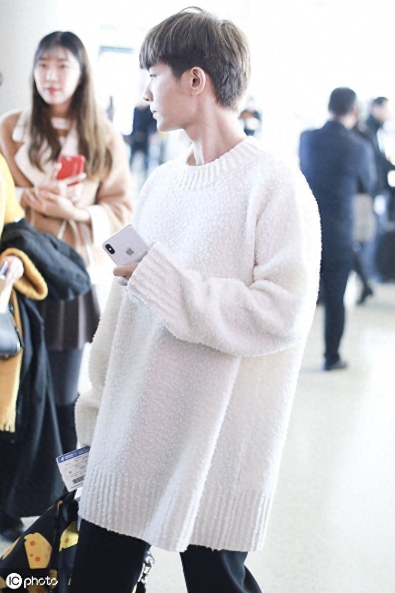 阳光男孩！炎亚纶现身机场获粉丝围绕，脸上笑容灿烂很有亲和力