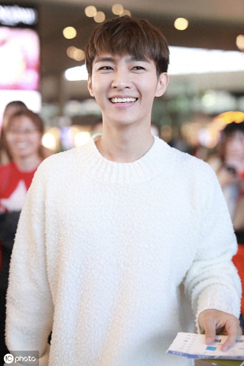 阳光男孩！炎亚纶现身机场获粉丝围绕，脸上笑容灿烂很有亲和力