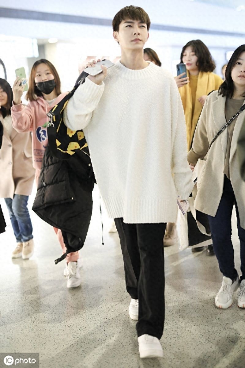 阳光男孩！炎亚纶现身机场获粉丝围绕，脸上笑容灿烂很有亲和力