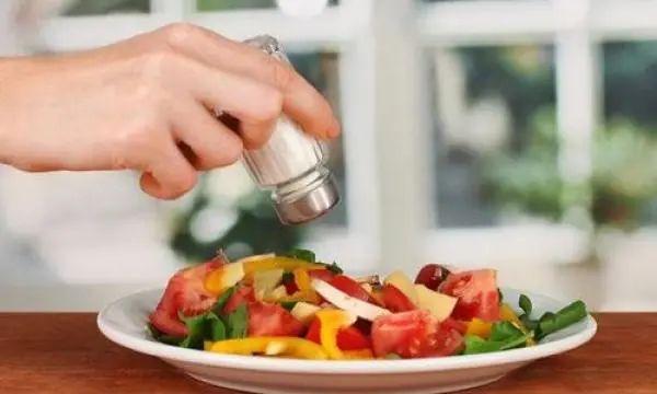 食物不咸不代表没盐(对于盐是该多吃还是少吃?) 食物不咸不代表没盐(对于盐是该多吃还是少吃?)