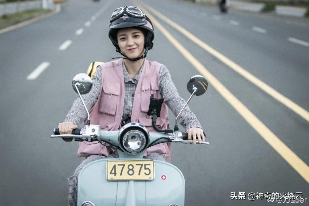 万鹏:优雅迷人、独立爽朗的新生代小花!