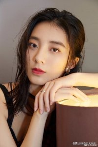 ​万鹏：优雅迷人、独立爽朗的新生代小花！