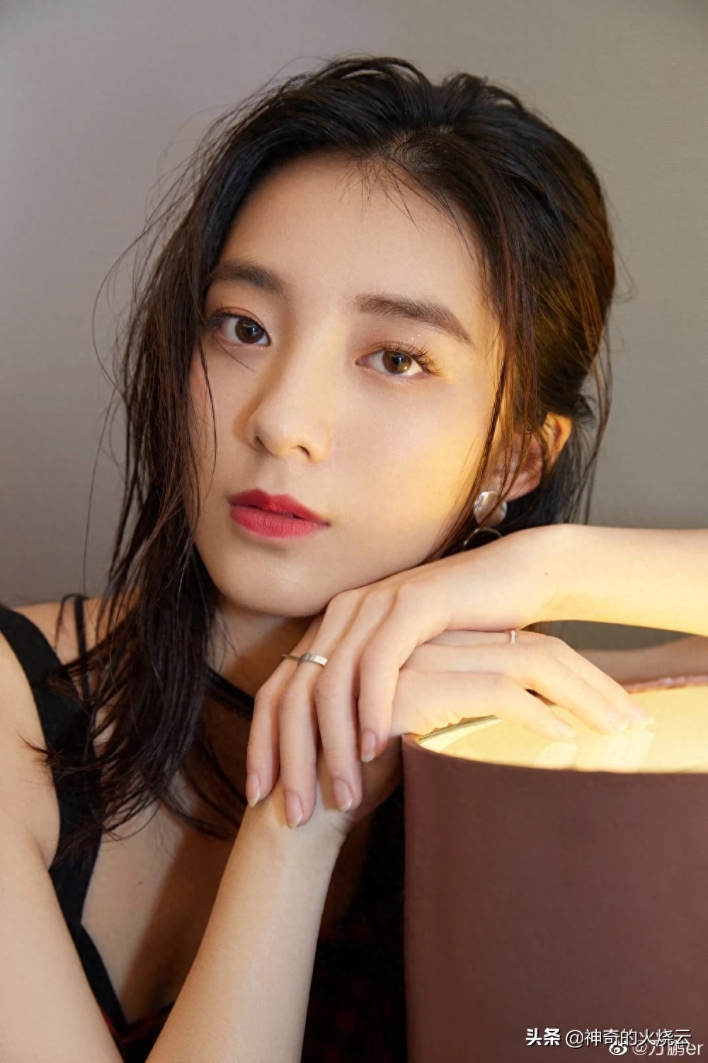 万鹏:优雅迷人、独立爽朗的新生代小花!