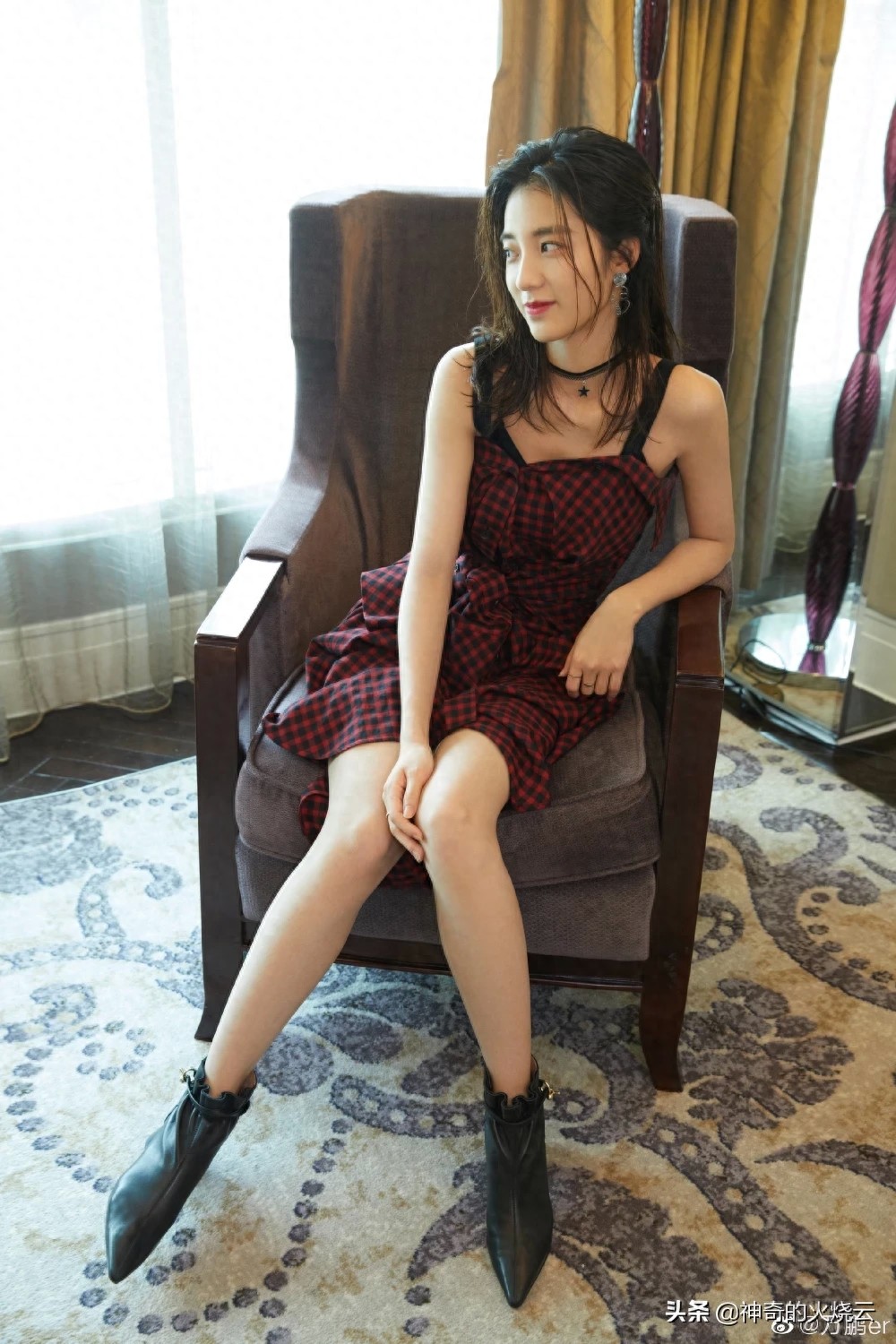 万鹏:优雅迷人、独立爽朗的新生代小花!