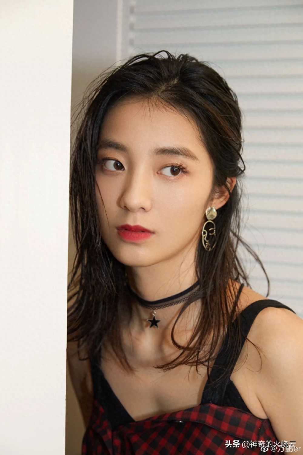 万鹏:优雅迷人、独立爽朗的新生代小花!