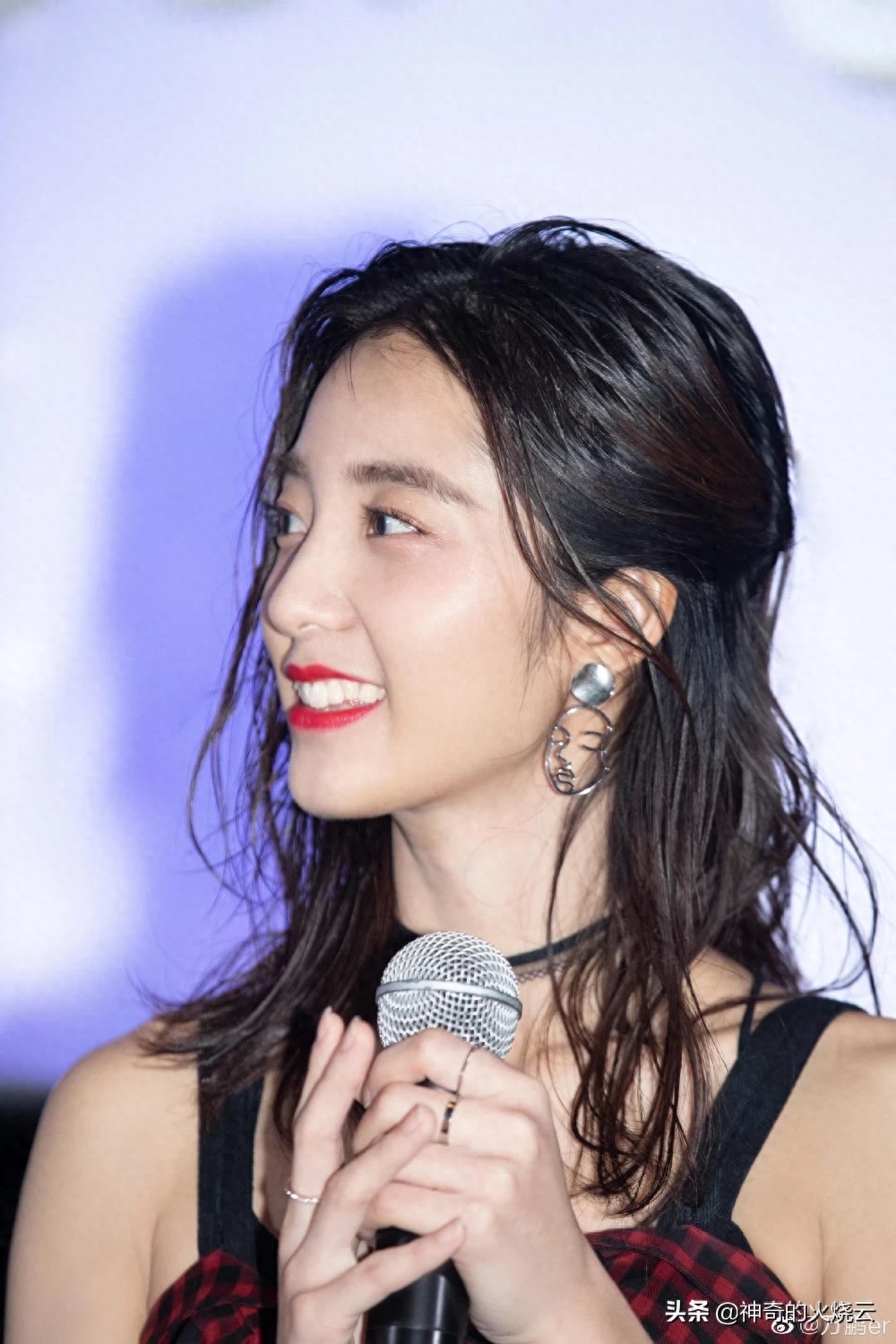 万鹏:优雅迷人、独立爽朗的新生代小花!