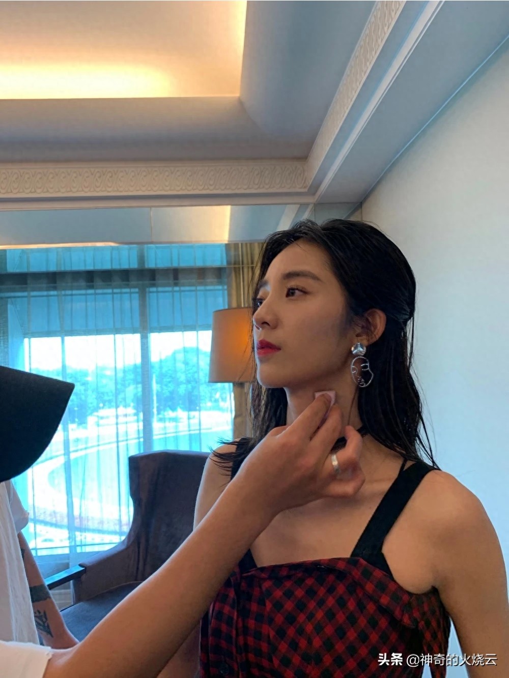 万鹏:优雅迷人、独立爽朗的新生代小花!