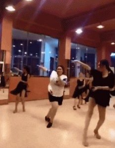 ​搞笑图片动图分享：放假最后一天疯狂补作业，即将推出溜娃业务