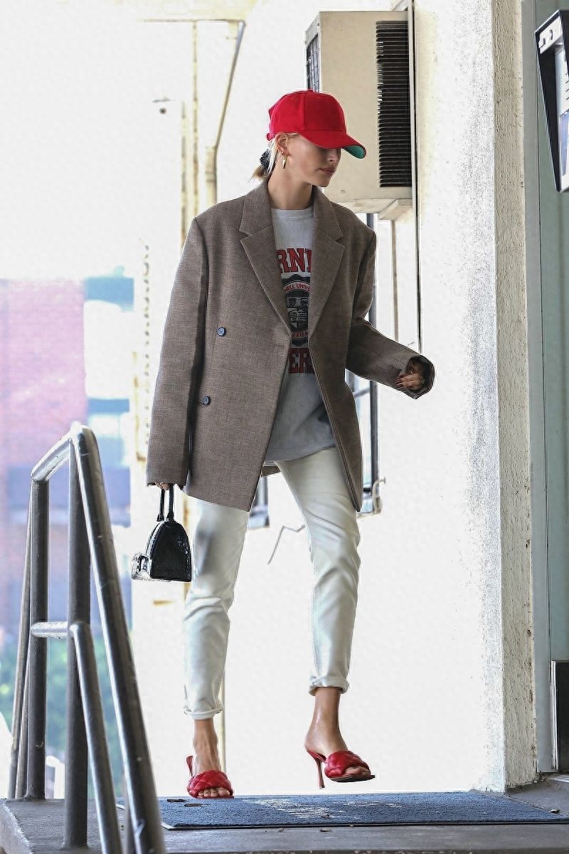 海莉·鲍德温灰咖西装搭白t超混搭,荧光小红帽闪耀整条街