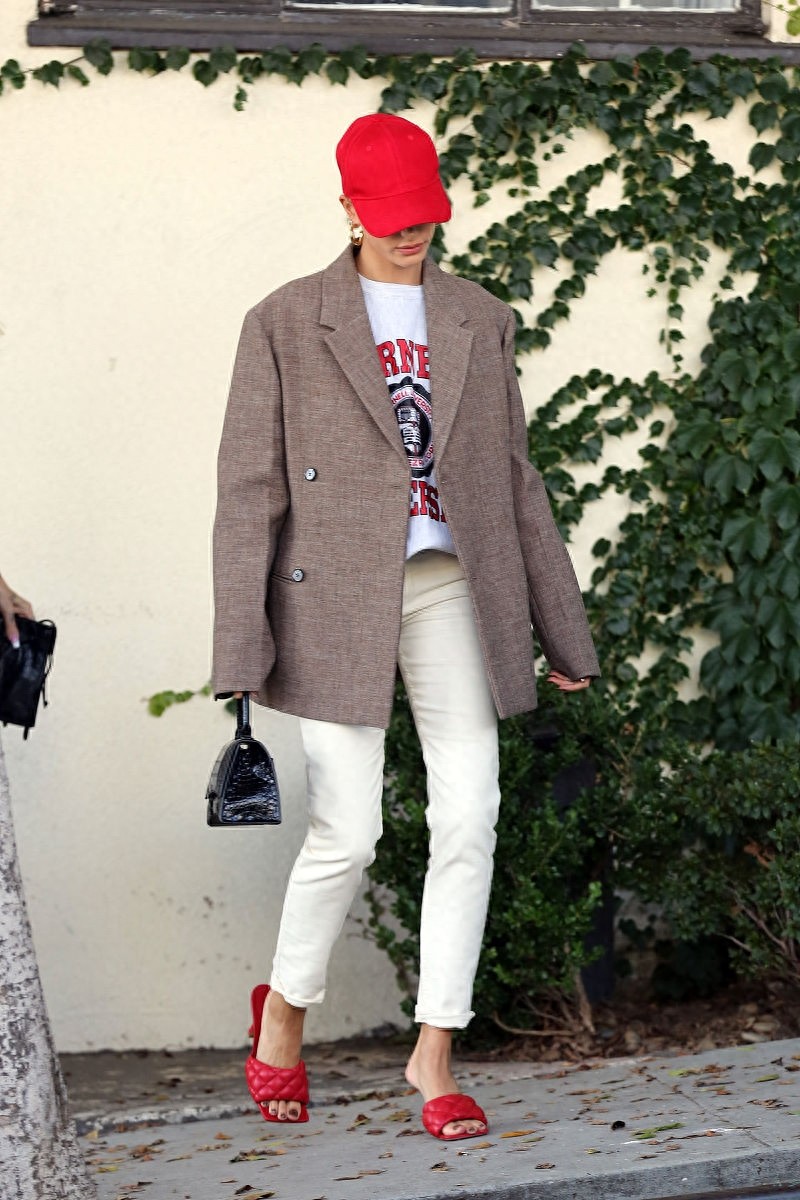 海莉·鲍德温灰咖西装搭白t超混搭,荧光小红帽闪耀整条街