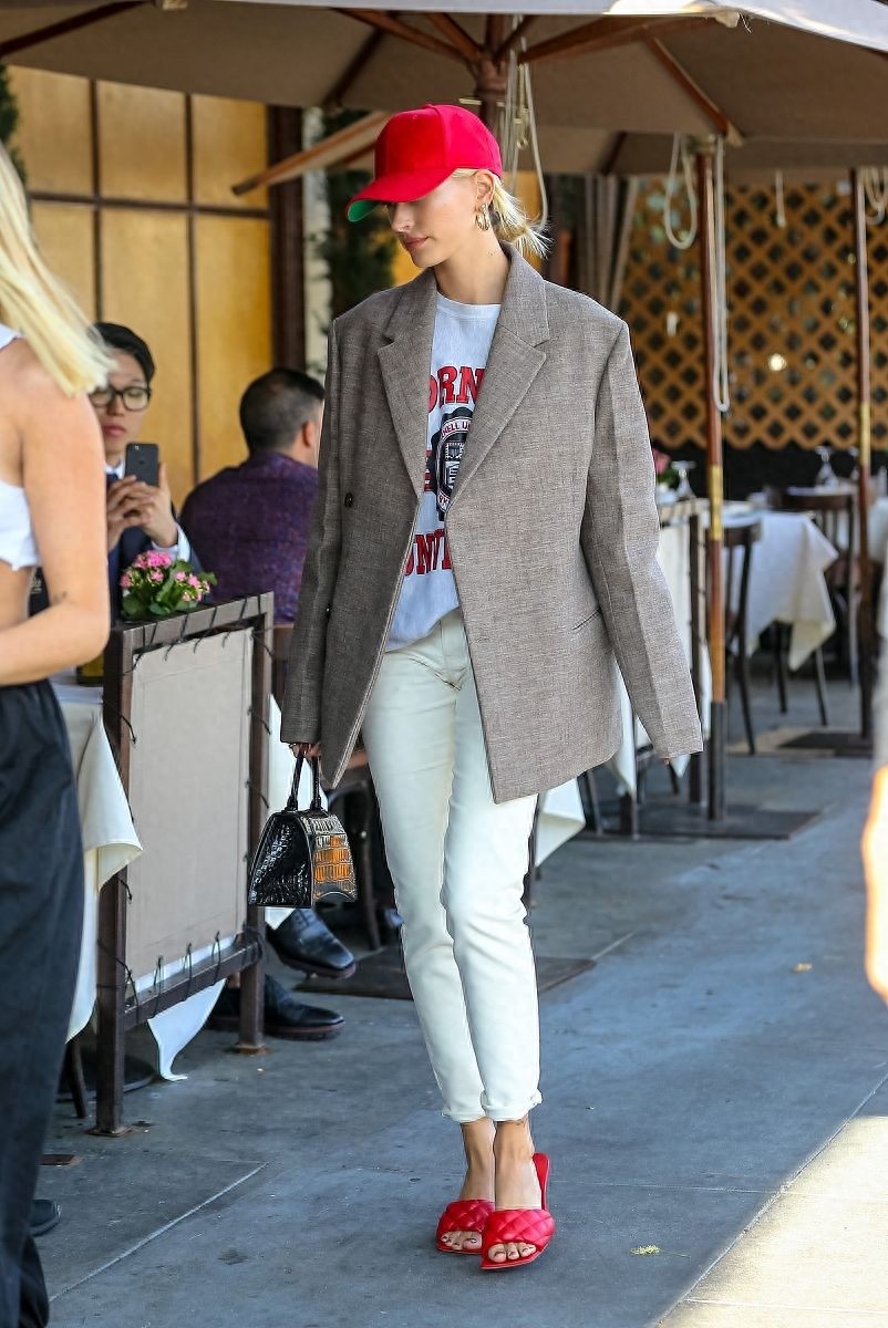 海莉·鲍德温灰咖西装搭白t超混搭,荧光小红帽闪耀整条街