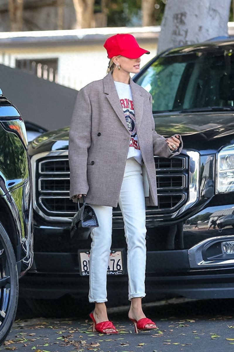 海莉·鲍德温灰咖西装搭白t超混搭,荧光小红帽闪耀整条街