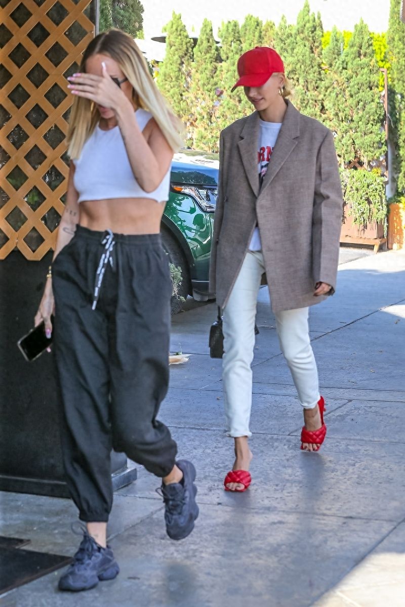 海莉·鲍德温灰咖西装搭白t超混搭,荧光小红帽闪耀整条街