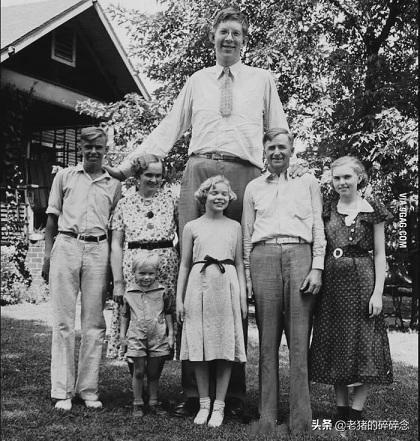 世界第一巨人老照片：身高2米72，重444斤