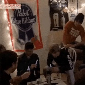 ​搞笑动图：这样喝酒方式见过么