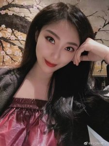 ​李帅娇妻晒近照妩媚动人 美艳闺蜜聚餐父子同游海洋馆