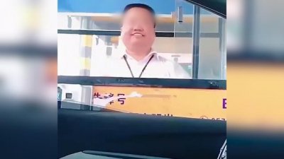 ​一高速男收费员被戏称“职业假笑”，领导：他在努力微笑