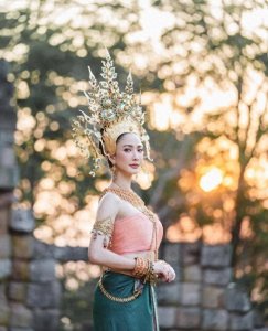 ​泰国女星Taew惊艳亮相武里南府，再现“娜迦女神”风采，吸粉无数