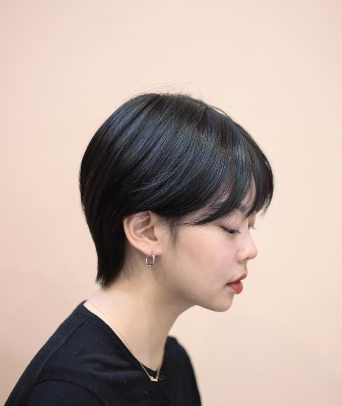 短发搭配空气刘海,年轻时尚又减龄