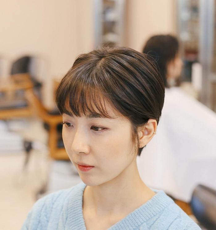 短发搭配空气刘海,年轻时尚又减龄